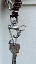 Bild in Galerie-Betrachter laden, Schlüsselanhänger LISBOA aus Kork & Edelstahl