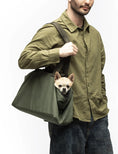 Bild in Galerie-Betrachter laden, Hundetragetasche fuer kleine Hunde in olive von United Pets