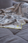 Bild in Galerie-Betrachter laden, THE ZEBRA PLAID von LUMIIES® (HUNDEKUSCHELDECKE)