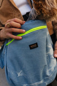 Bild in Galerie-Betrachter laden, MOOF Barcelona Le Loop Denim – Hundetragetasche für kleine Hunde