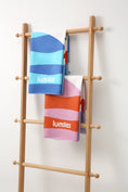 Bild in Galerie-Betrachter laden, The Beach Towel (160×80 cm) – leichtes, schnelltrocknendes Mikrofaser-Handtuch (Dackel-Edition)