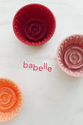 Bild in Galerie-Betrachter laden, Swirlie_Schleckschale_von_Babelle in drei Farben, rot, orange und rosa - ecopetique