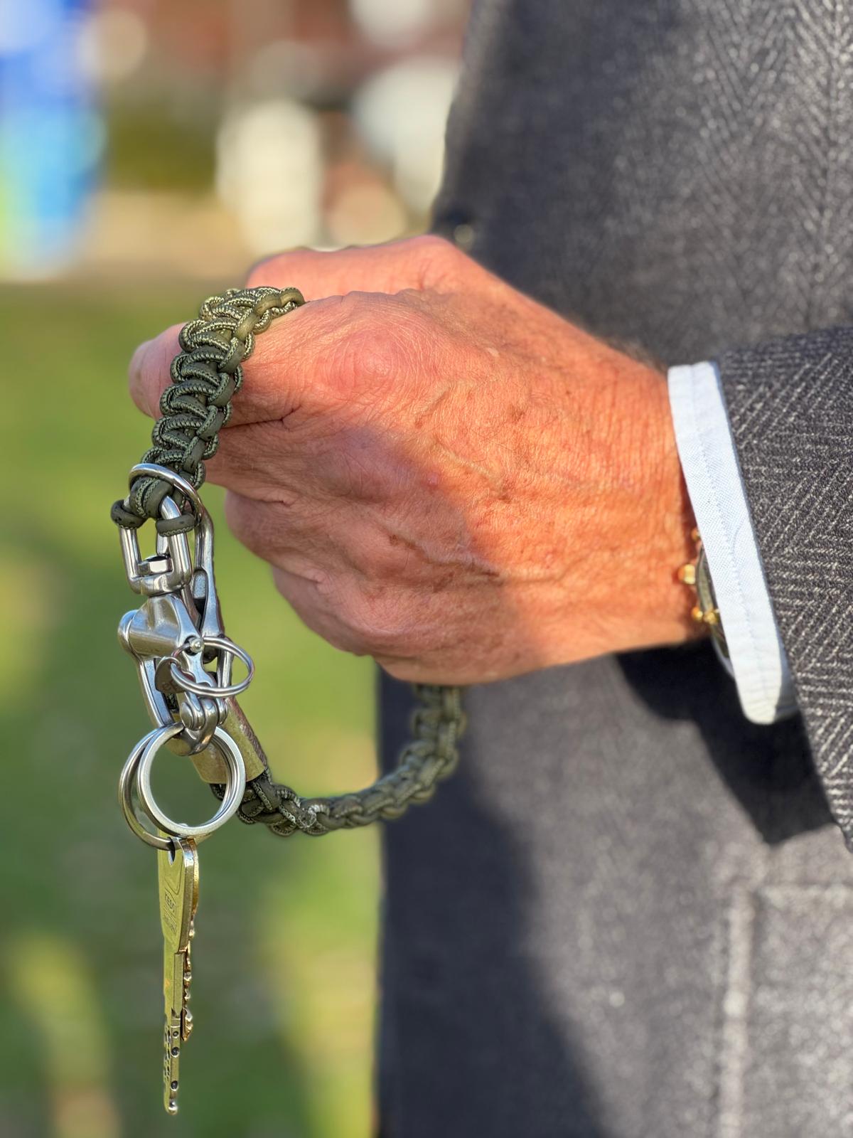 Eleganter Schlüsselanhänger aus portugiesischen Kork, einem robusten Schlaekel und einem Karbinerhaken zeigen Funktionalität und Ästhetik.