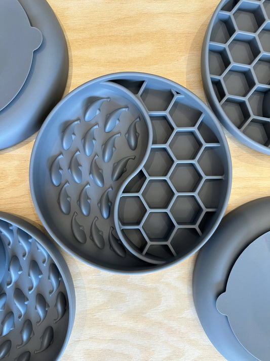 Flascher AntiSchling Feeder fuer Hunde und Katzen in graublau von Wildbite_ecopetique