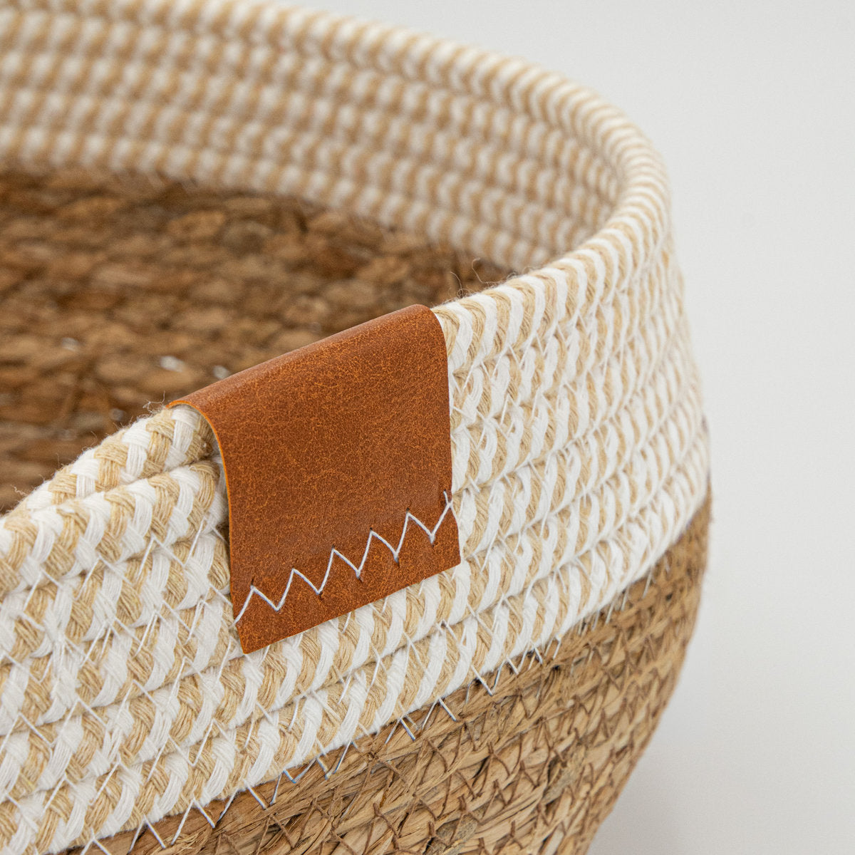 CARINIO TAIL – handgewebtes Katzenbett aus Wassergras & Baumwolle