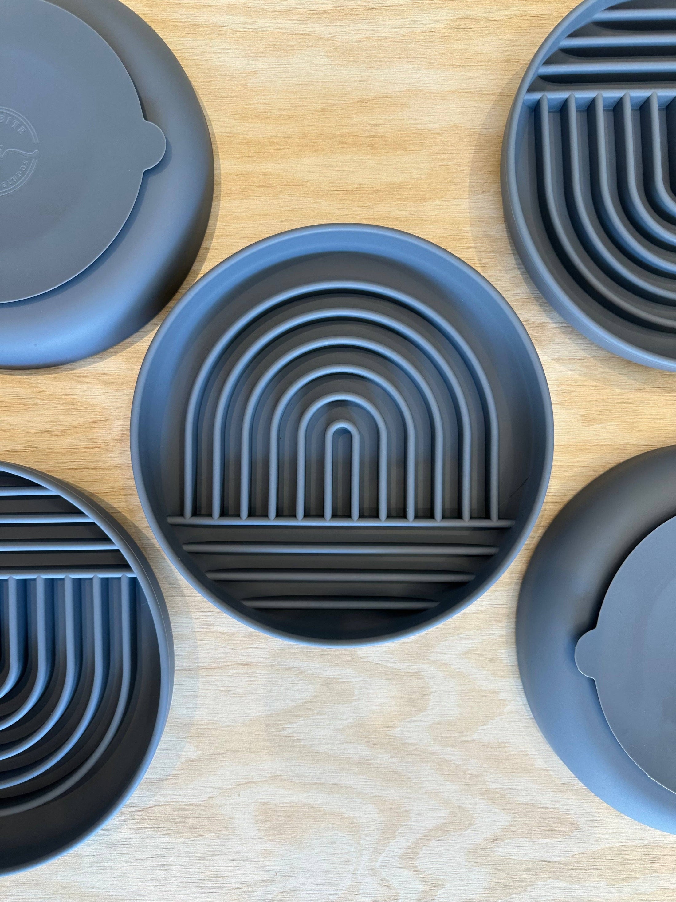 Graue Rainbow Licking Matte für Hunde von wildbite menudos amantes peludos