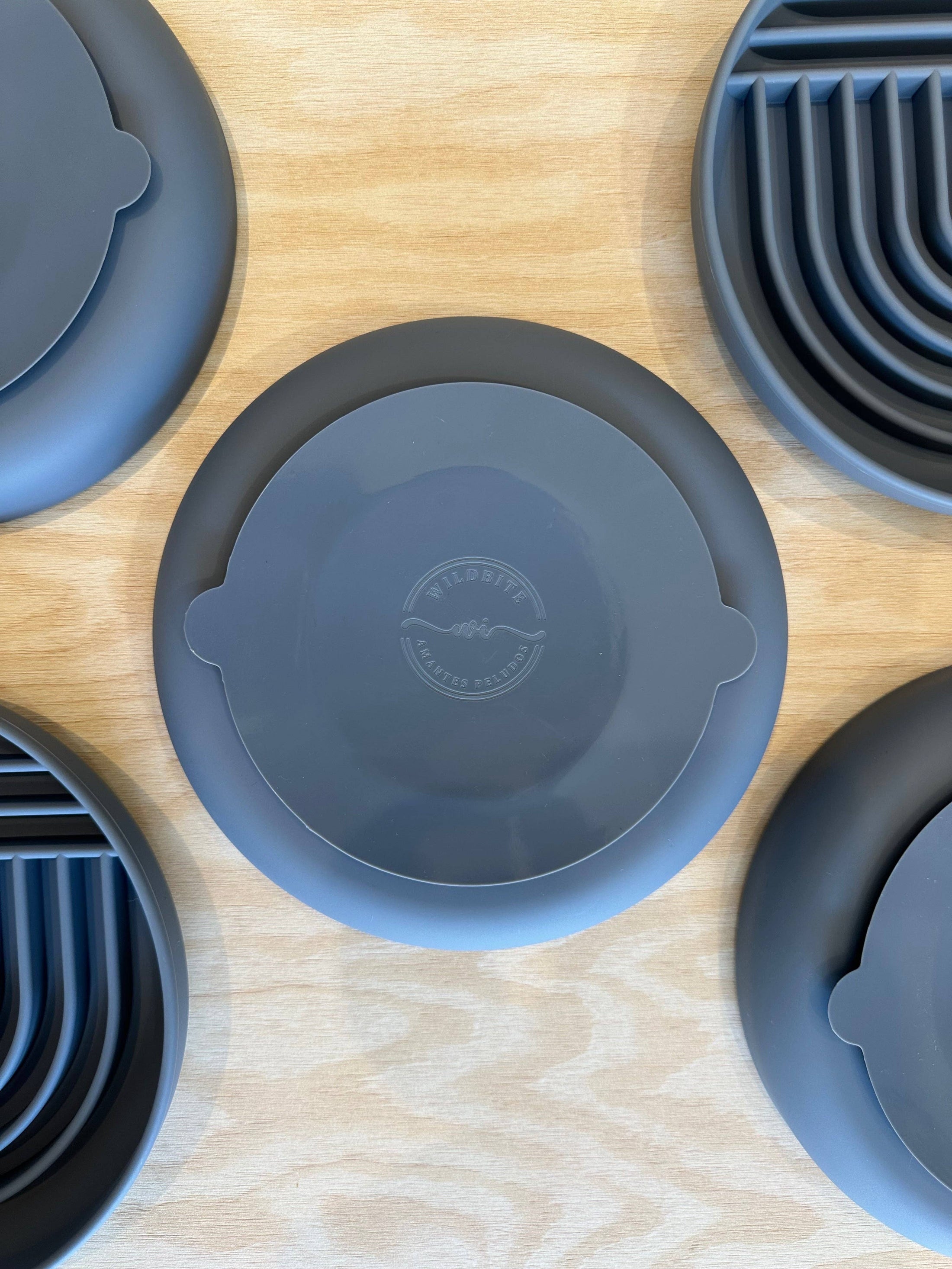 Graue Antischling Matte in grau aus lebensechtem Silikon