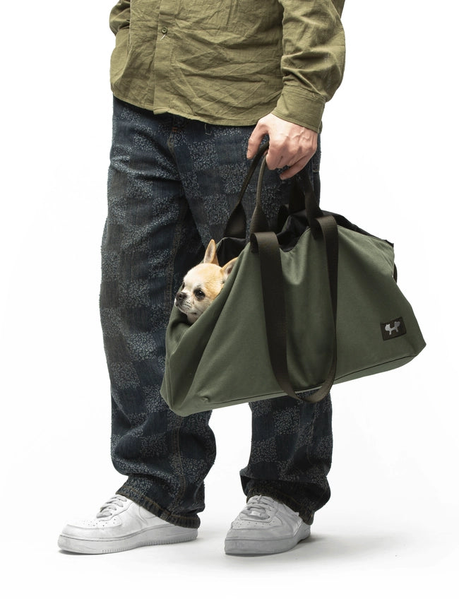 Hundetragetasche fuer kleine Hunde (hier mit einem Chihuhua) in olive von United Pets