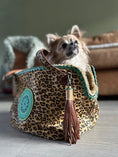 Bild in Galerie-Betrachter laden, Dog with a Mission Hundetragetasche „Leopard Lily“ – Leder, stilvoll & komfortabel (bis zu 8 kg)

