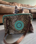 Bild in Galerie-Betrachter laden, Dog with a Mission Hundetragetasche „Leopard Lily“ – Leder, stilvoll & komfortabel (bis zu 8 kg)
