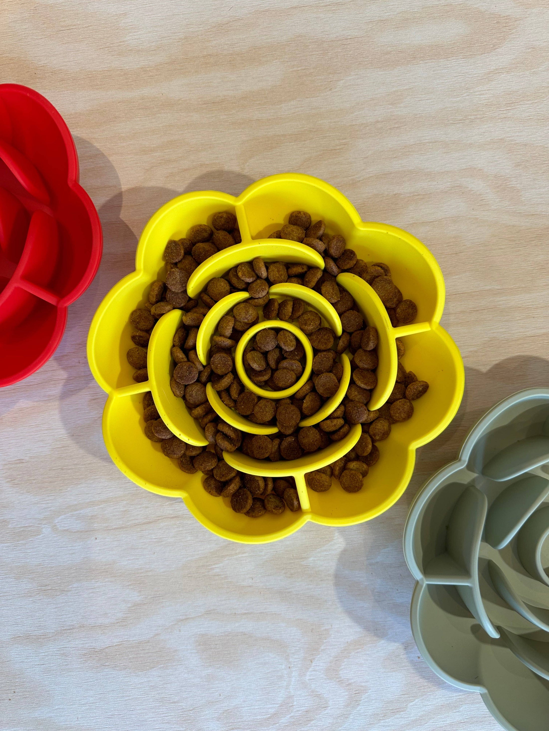 Antischling bowl für Hunde und Katzen in gelb aus lebensmittelechtem Silikon
